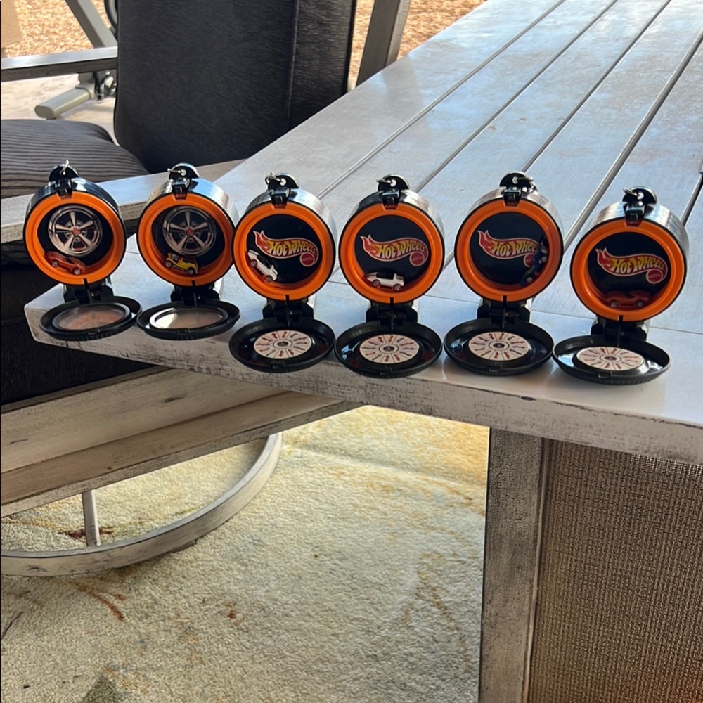 Hot Wheels Orange and Black 12 car rally case keychains. Lot of 7.